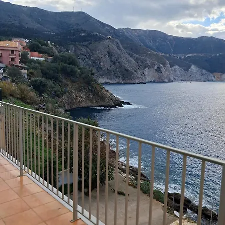 Luxury Seafront Villas, Kefalonia, 100m & Center, 4 Stars Services, Parking - Near Myrtos - Fiskardo Willa