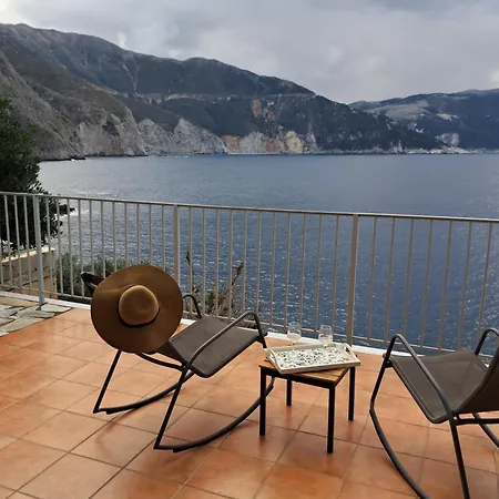 Luxury Seafront Villas, Kefalonia, 100m & Center, 4 Stars Services, Parking - Near Myrtos - Fiskardo Willa